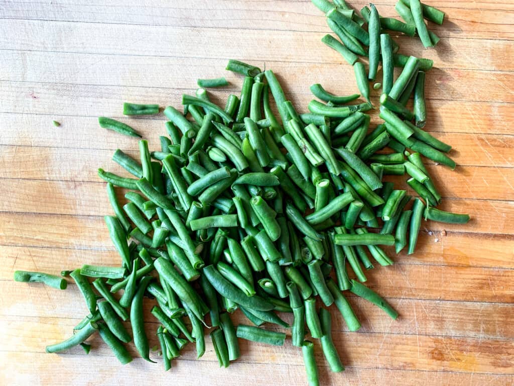 green beans on a cutting board