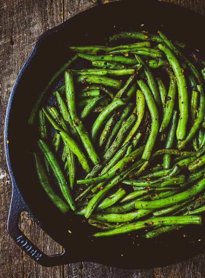 green beans in a cast iron